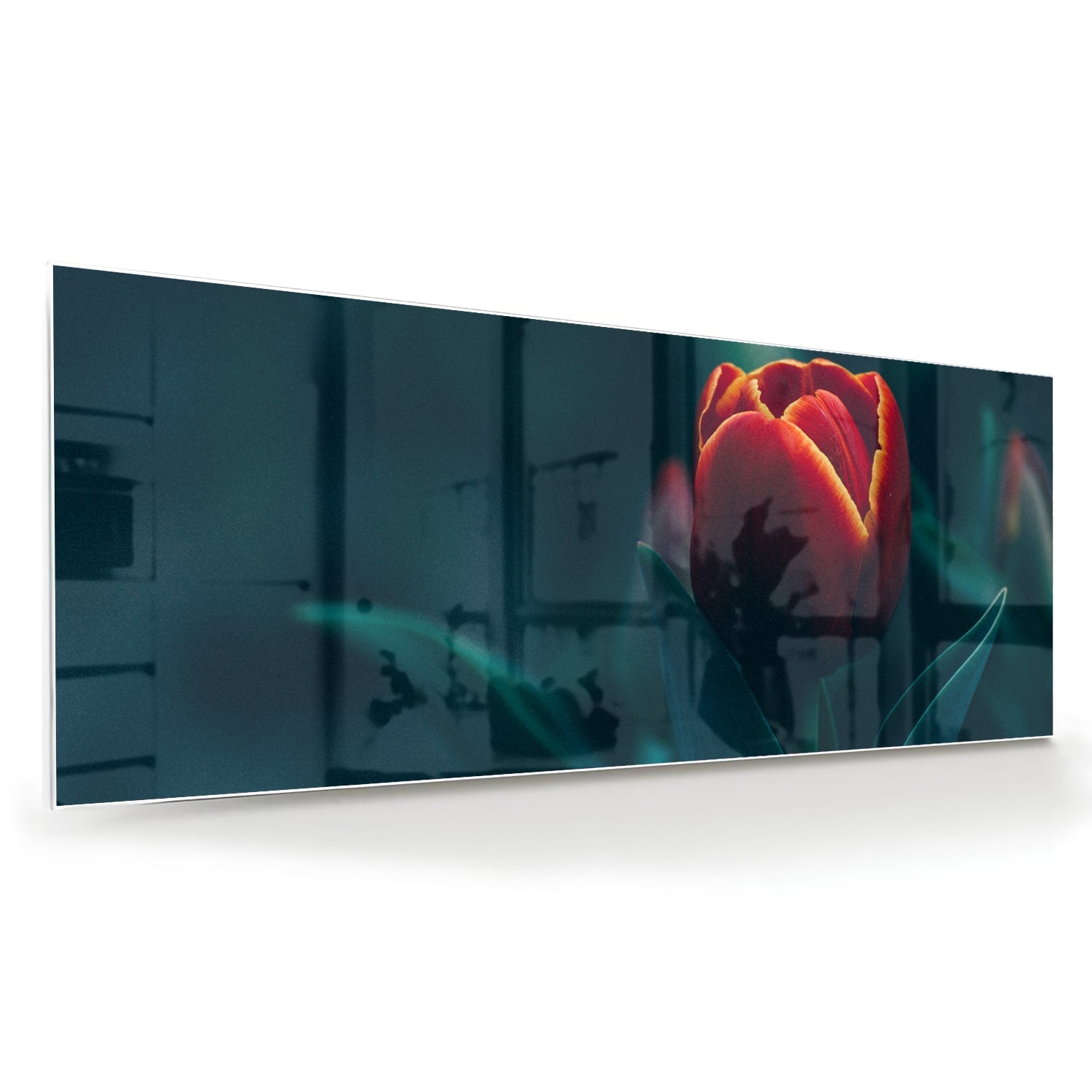 Glas schilderij van een rode tulp aan de muur in een modern interieur