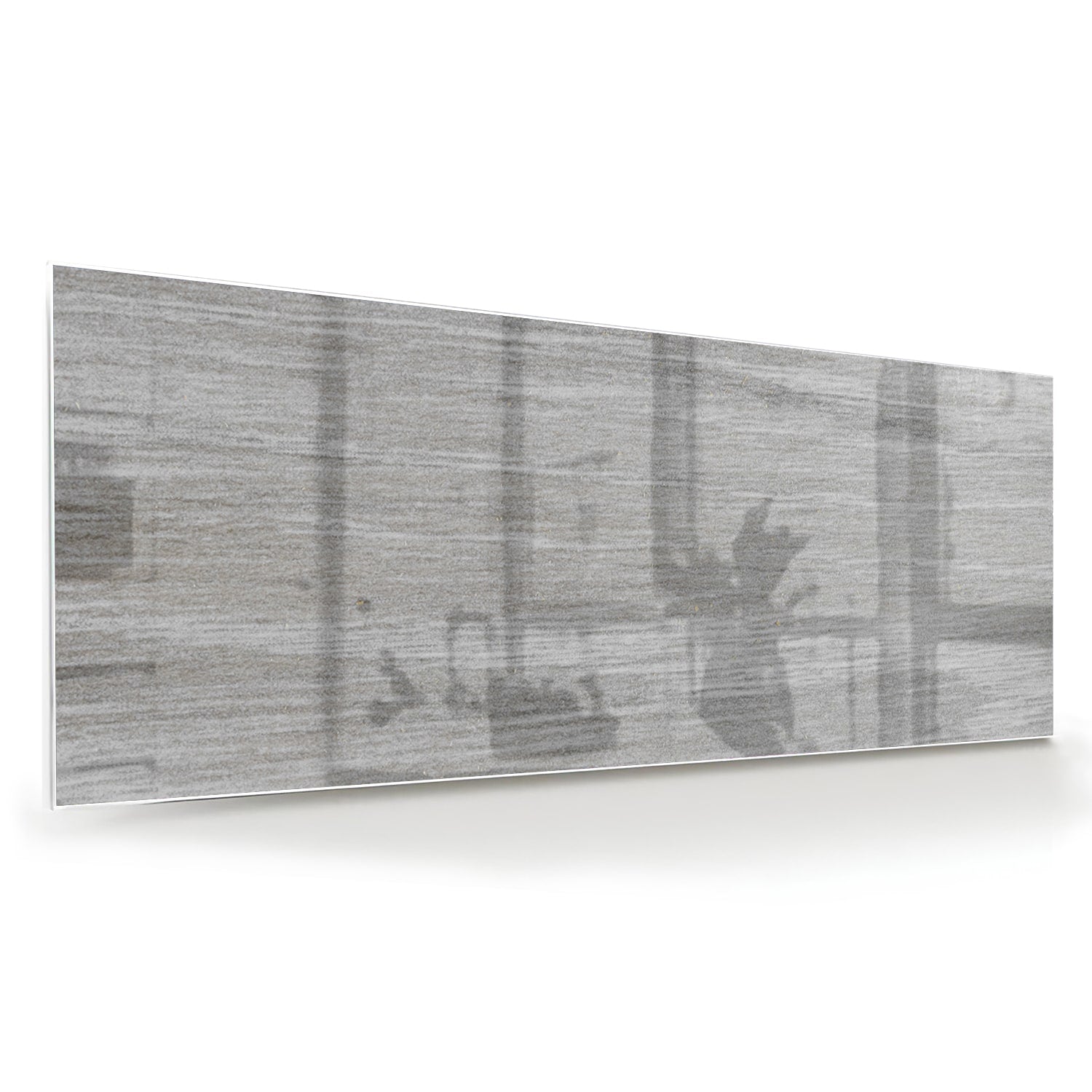 Minimalistisch glazen schilderij met grijstinten aan muur in moderne woonkamer.