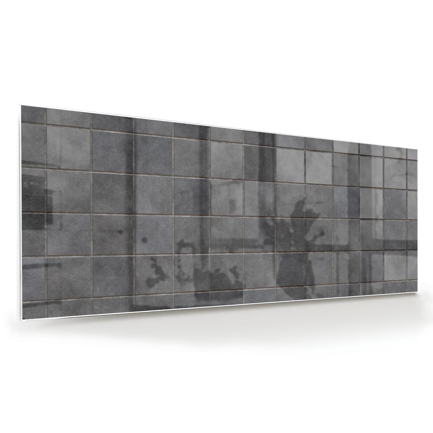 Modern glazen schilderij in grijstinten aan de muur boven een houten kast