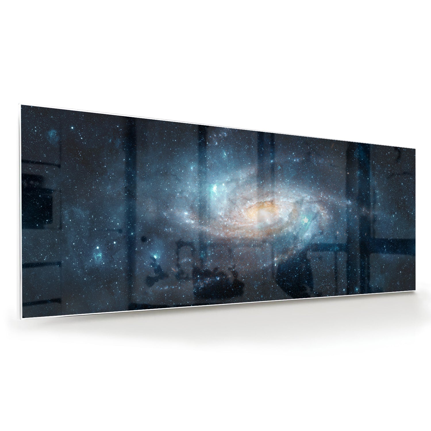 Glazen schilderij van een sterrenstelsel aan de muur in een moderne woonkamer.