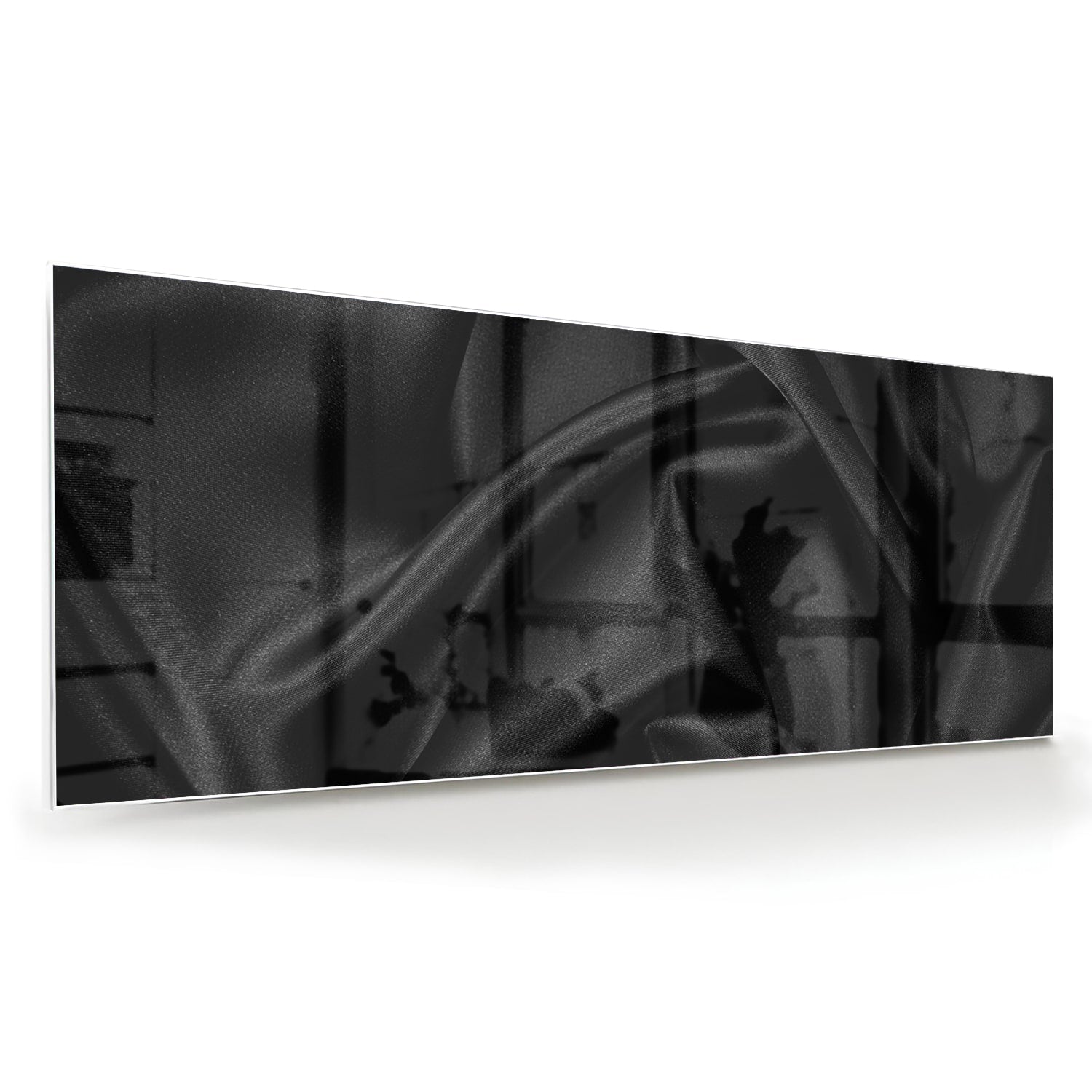 Een zwart glazen schilderij hangt aan de muur van een moderne woonkamer.