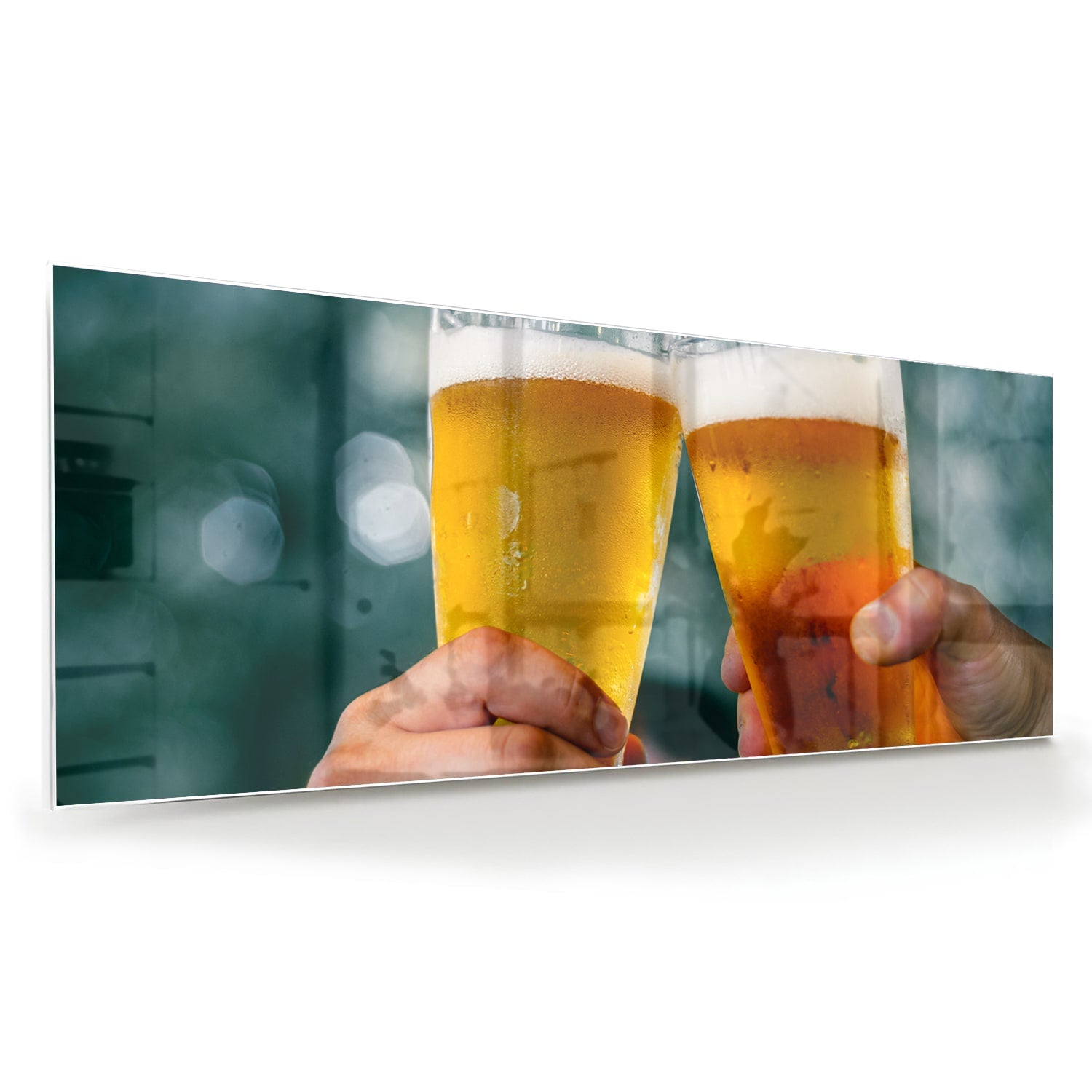 Glazen schilderij van twee glazen bier die aan elkaar getild worden in een feestelijke setting.