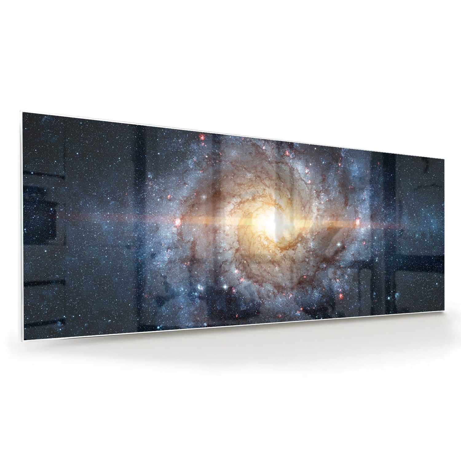 Glazen schilderij van een sterrenstelsel aan de muur in een lichte woonkamer.