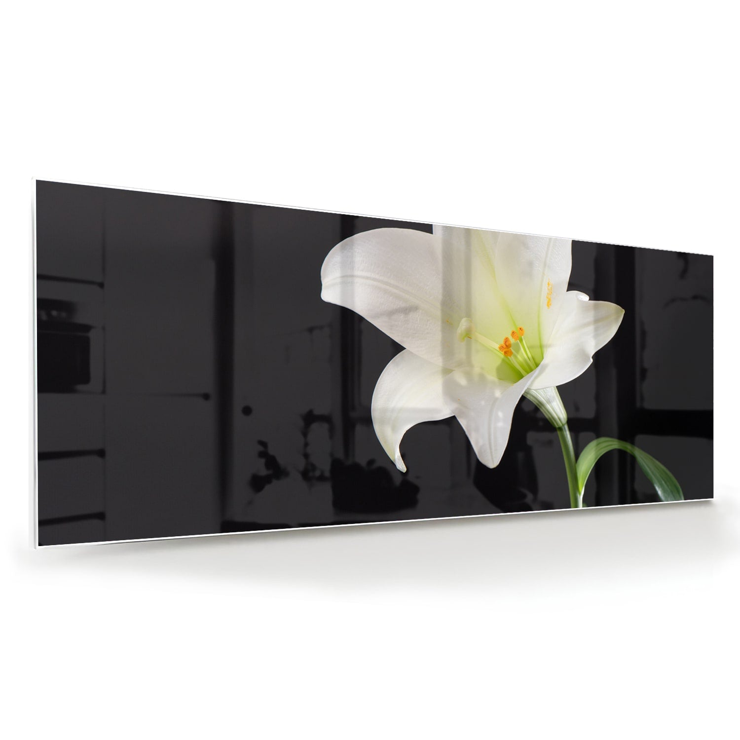 Glazen schilderij van een witte lelie aan de muur in een stijlvol interieur.