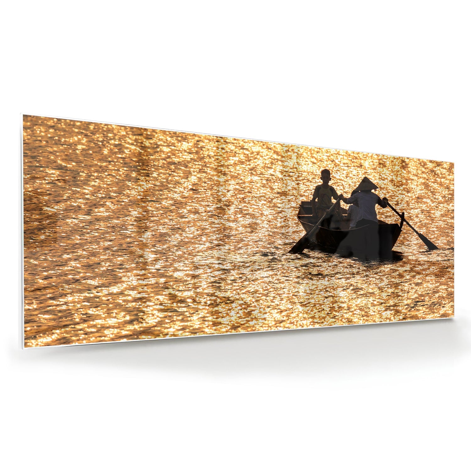 Glazen schilderij van een roeiboot op glinsterend, gouden water