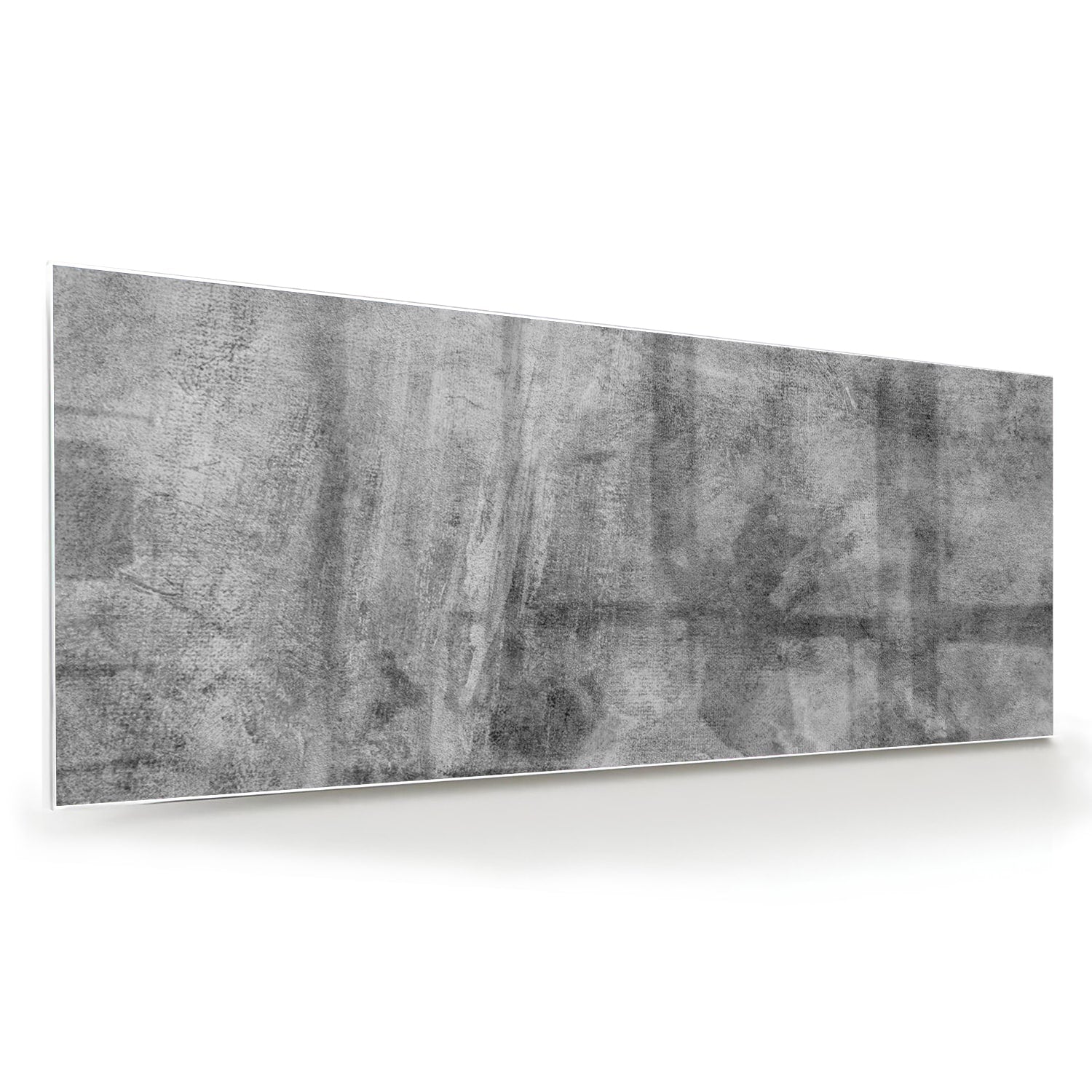 Abstract glazen schilderij in grijstinten op een witte muur.