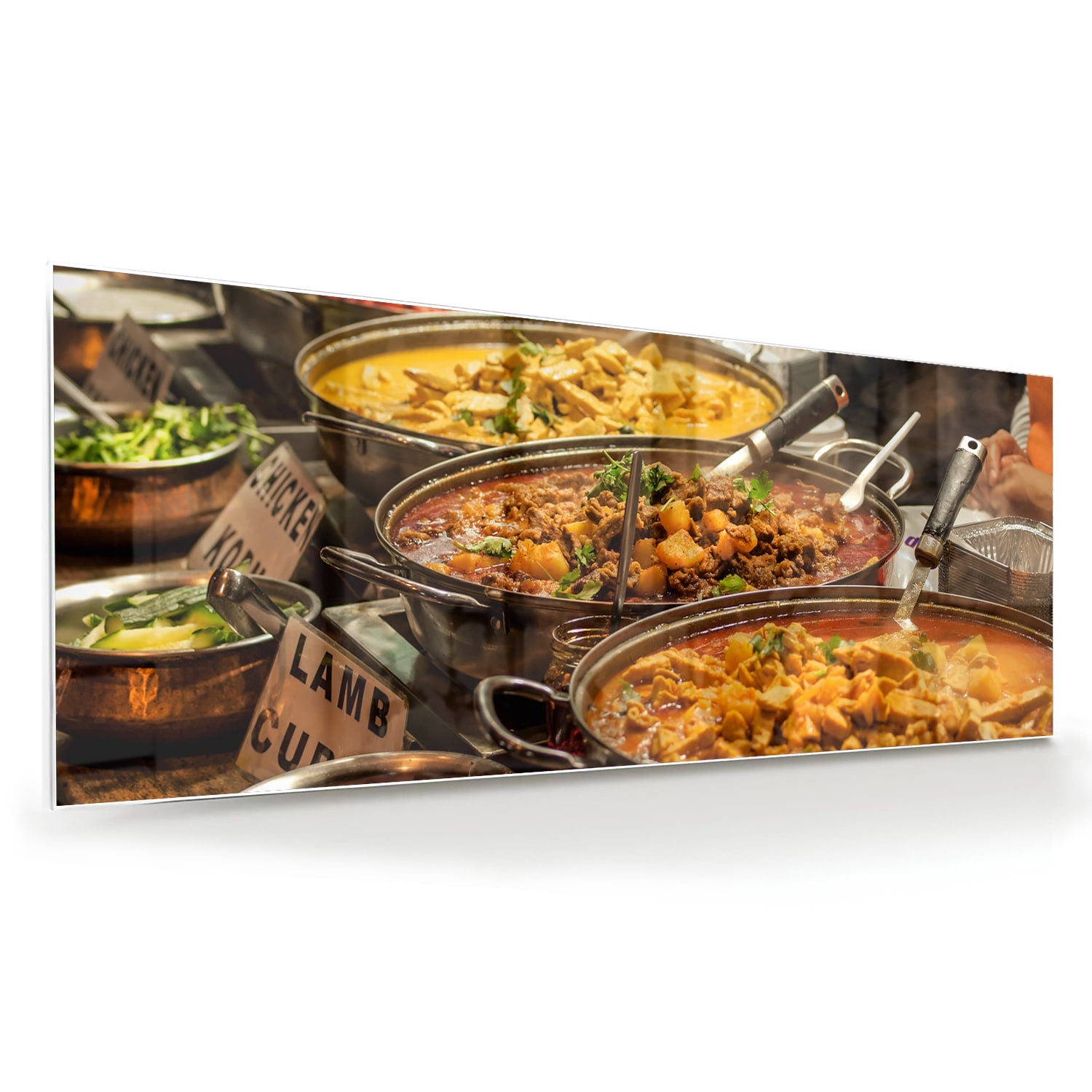 Glazen schilderij met een kleurrijke selectie van Indiaas eten, waaronder lamsvlees en groenten.