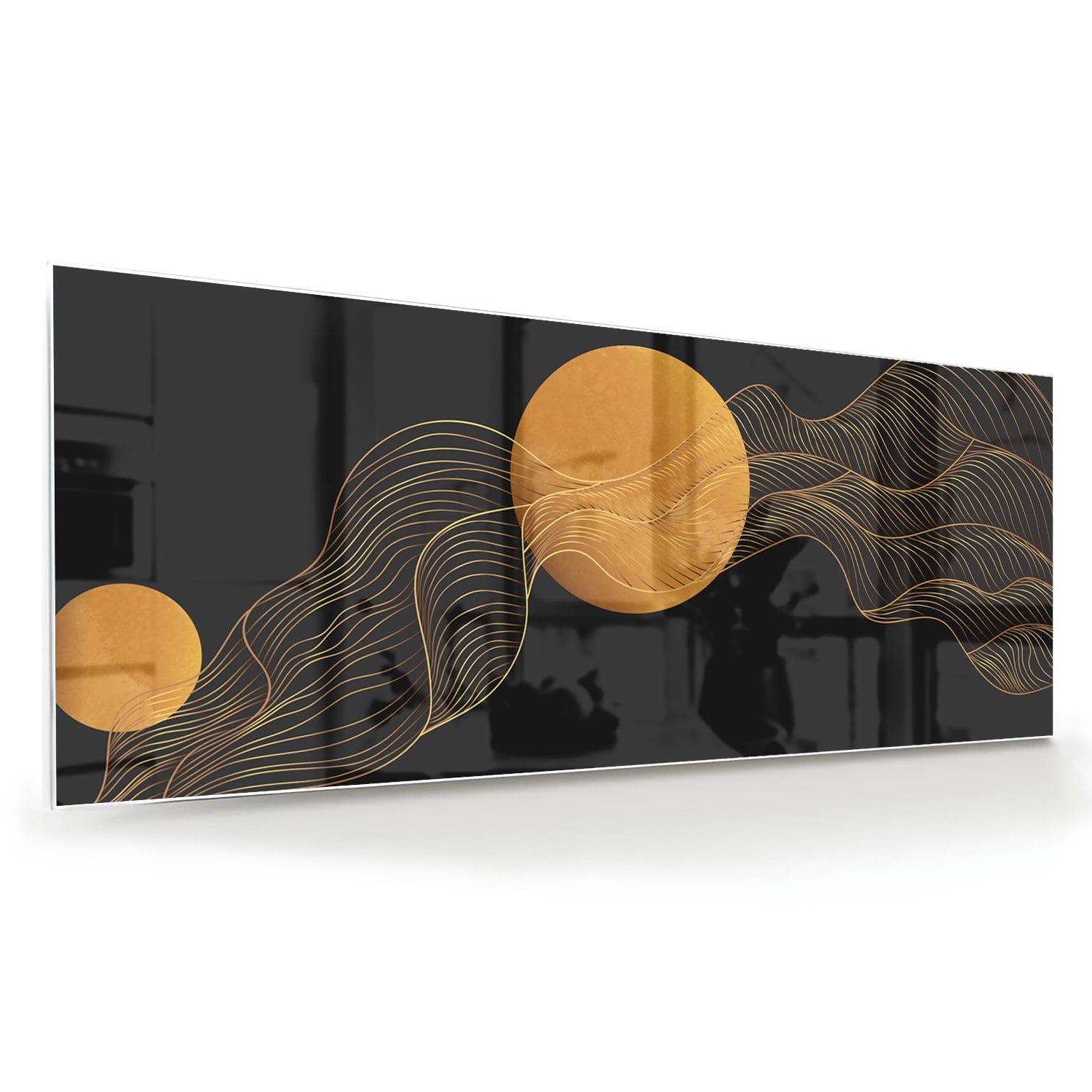 Abstract glas schilderij met een gouden zon en golvende lijnen op een zwarte achtergrond.