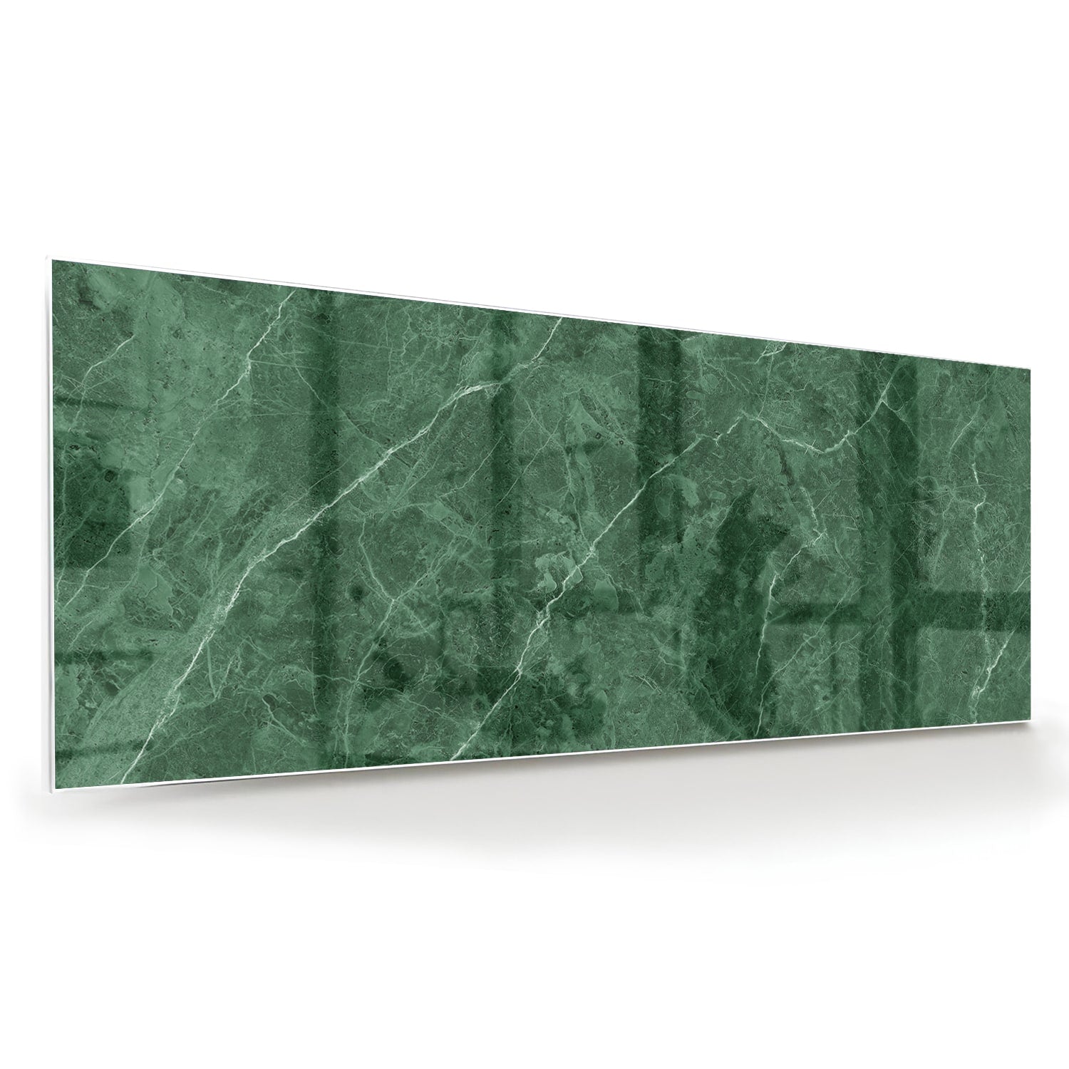 Groen glazen schilderij met marmerpatroon aan de muur.