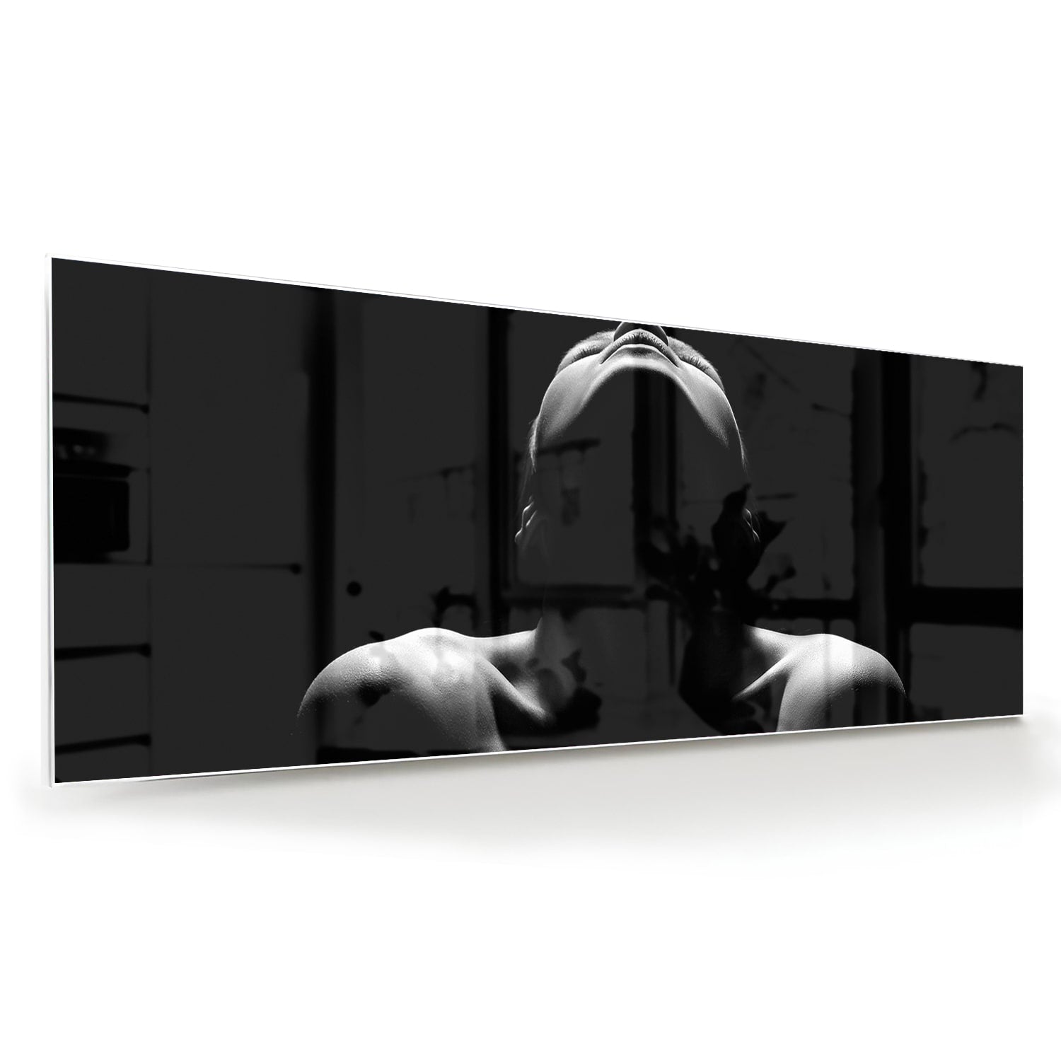 Zwart-wit glazen schilderij met vrouwelijke figuren aan de muur.