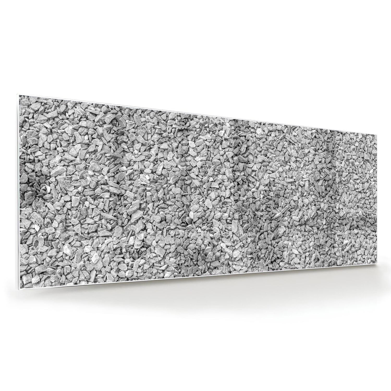 Abstract glazen schilderij met textuur hangt aan de muur in een modern interieur.