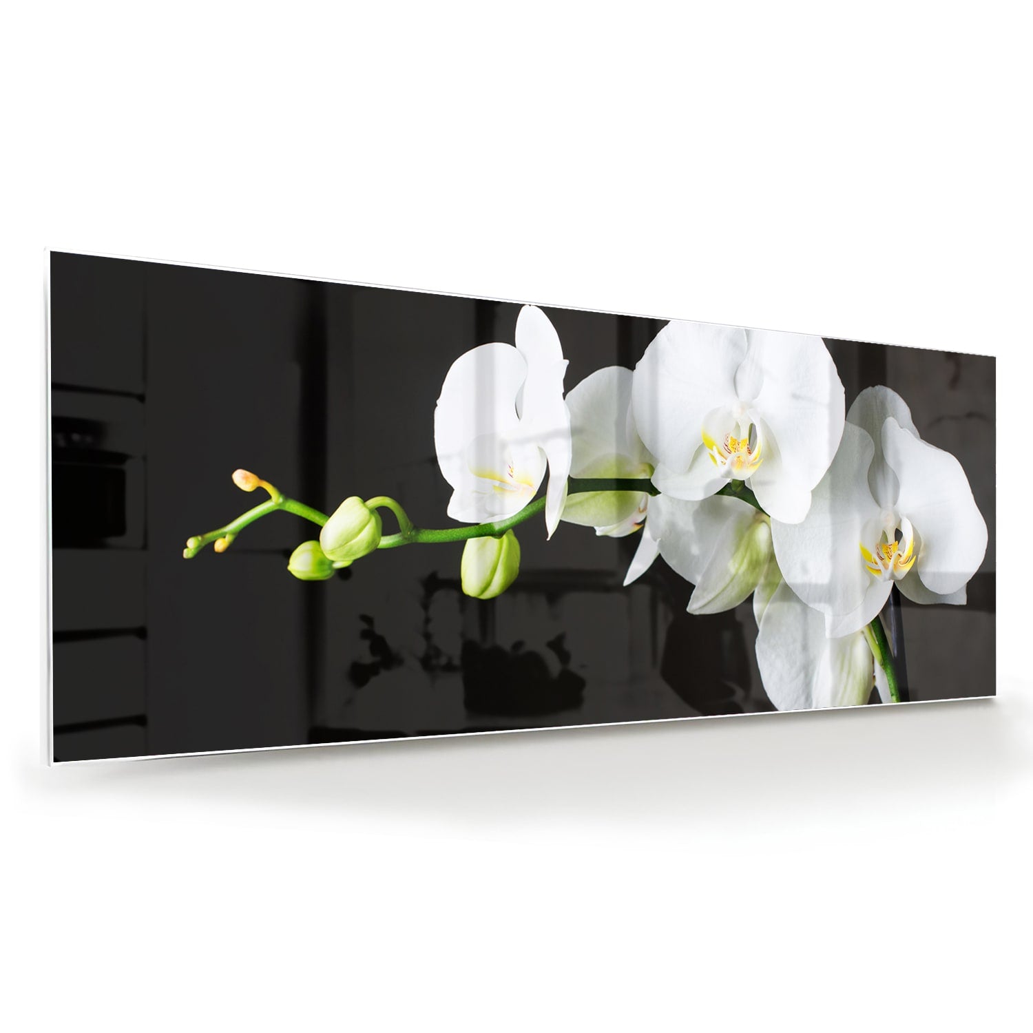 Glazen schilderij van witte orchideen op een zwarte achtergrond