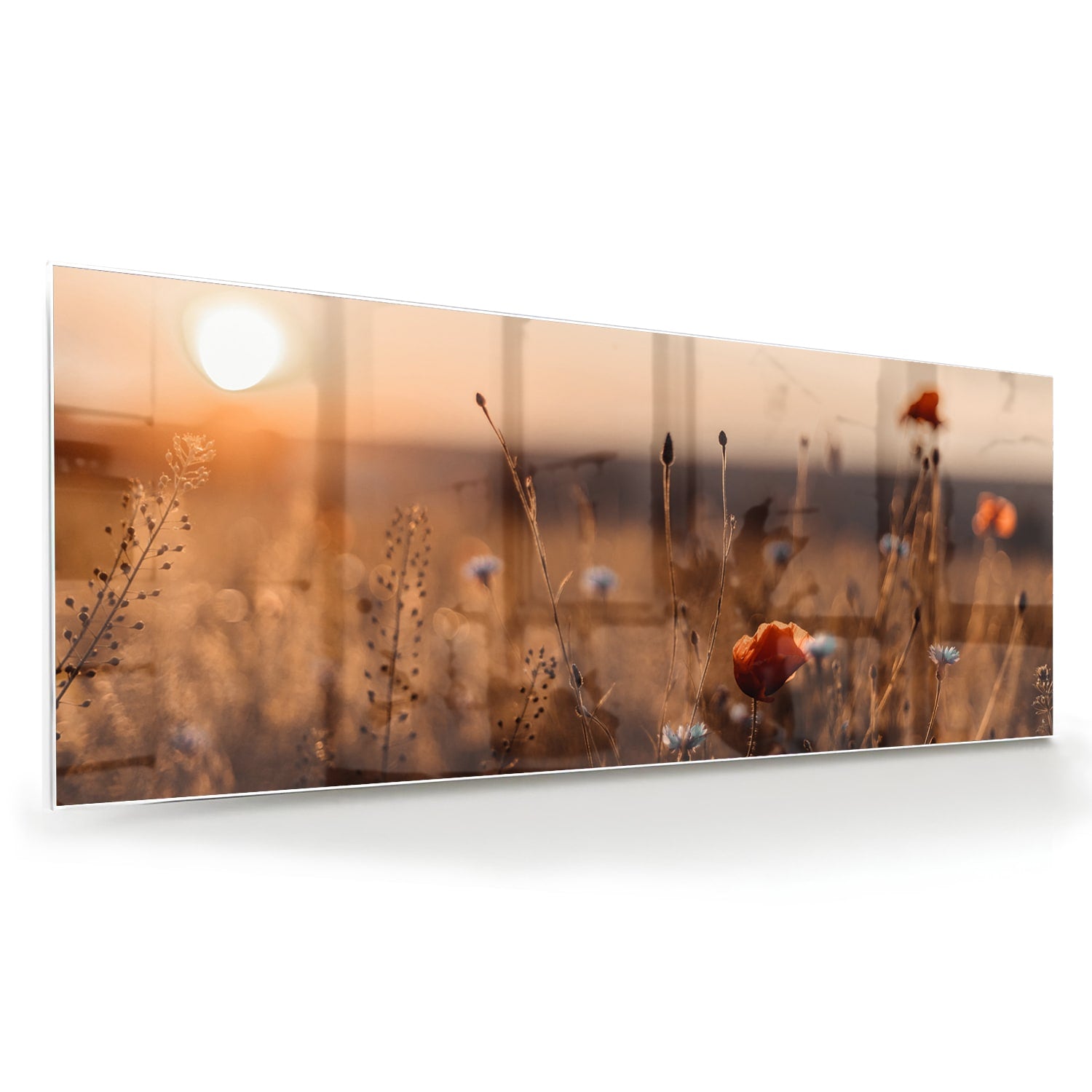 Glazen schilderij van een poppy veld bij zonsondergang, met warme kleuren.
