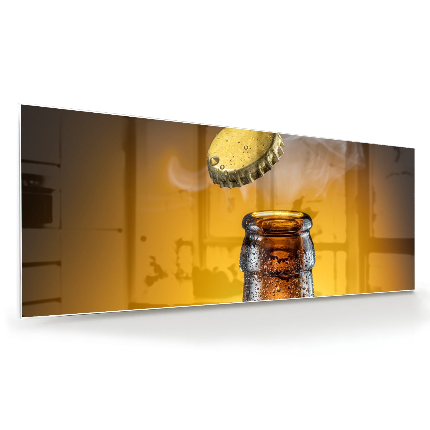 Glazen schilderij van een fles met een oppoppende dop op een warme achtergrond.