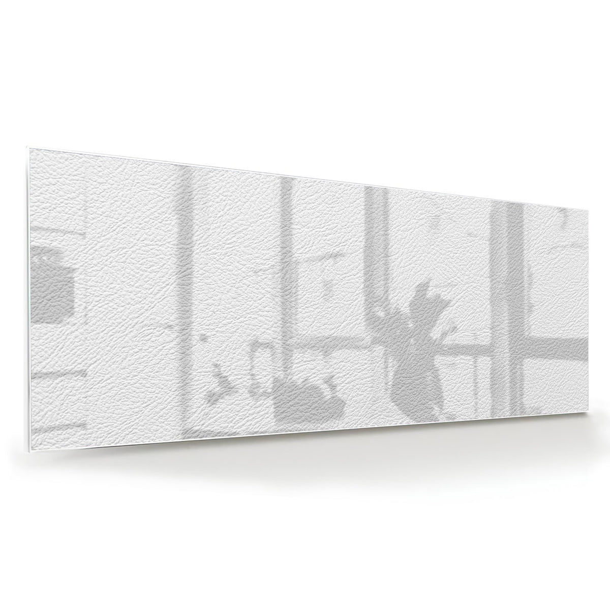 Een minimalistisch glazen schilderij met subtiele raamreflectie in een moderne woonkamer.