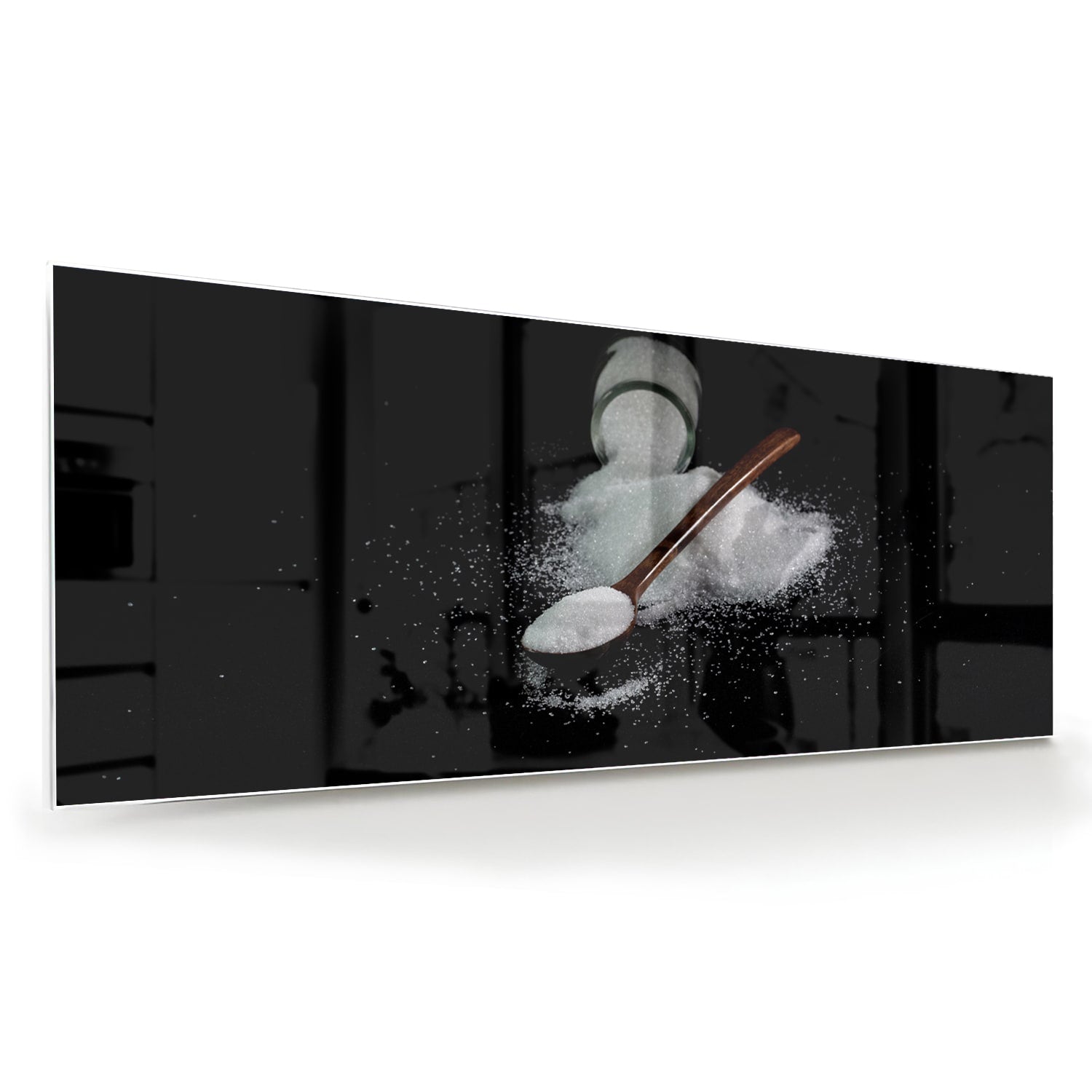 Een glazen schilderij met zout en een lepel op een zwarte achtergrond, ideaal voor keukeninrichting.
