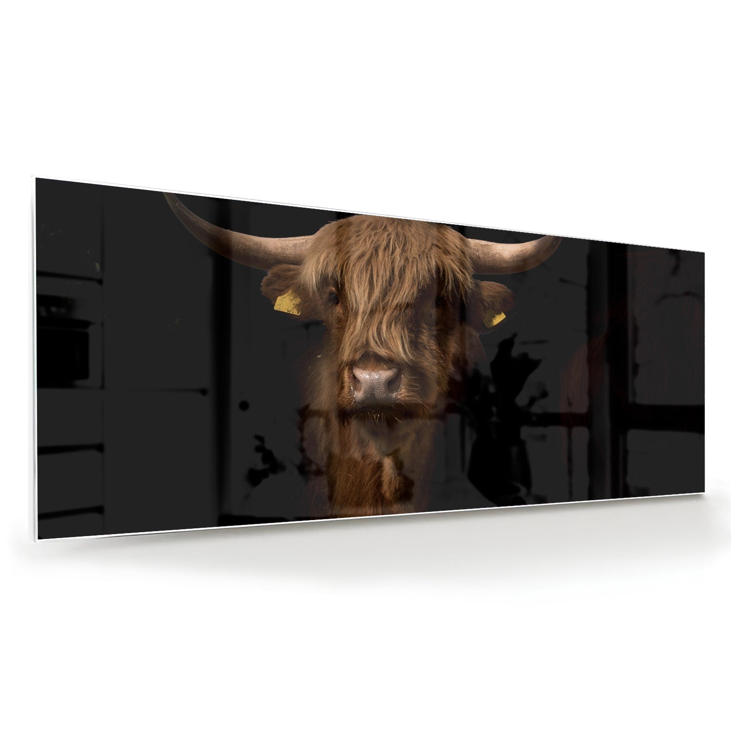 Glazen schilderij van een hooglander, een krachtige uitstraling in interieurdecoratie.