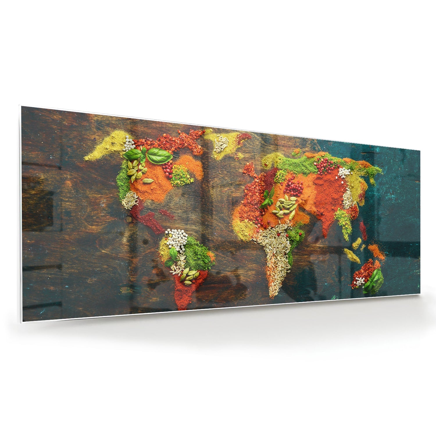 Kleurrijke glazen schilderij van een wereldkaart in een moderne woonkamer.