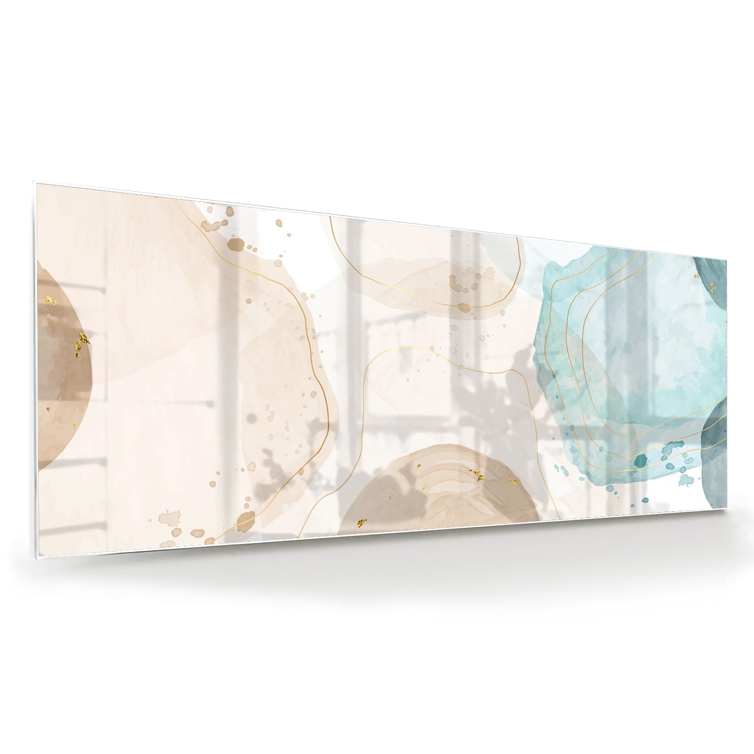 Elegante glazen schilderij met aqua en gouden tinten aan de muur.