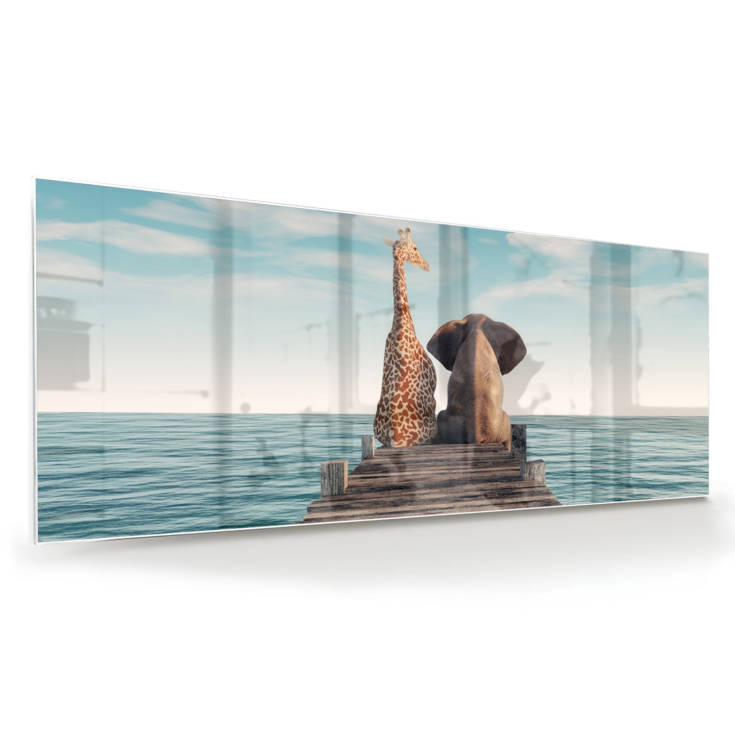 Glazen schilderij van een giraffe en olifant op een houten pier met zee op de achtergrond.