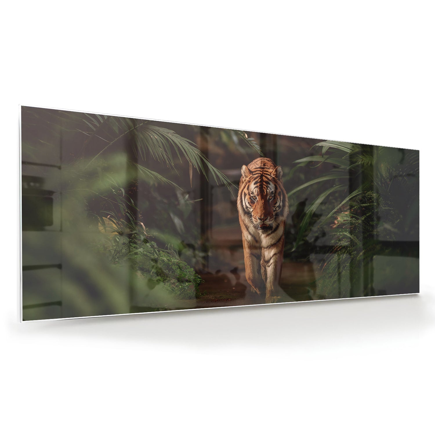 Glazen schilderij van een tijger in de jungle met groene bladeren.