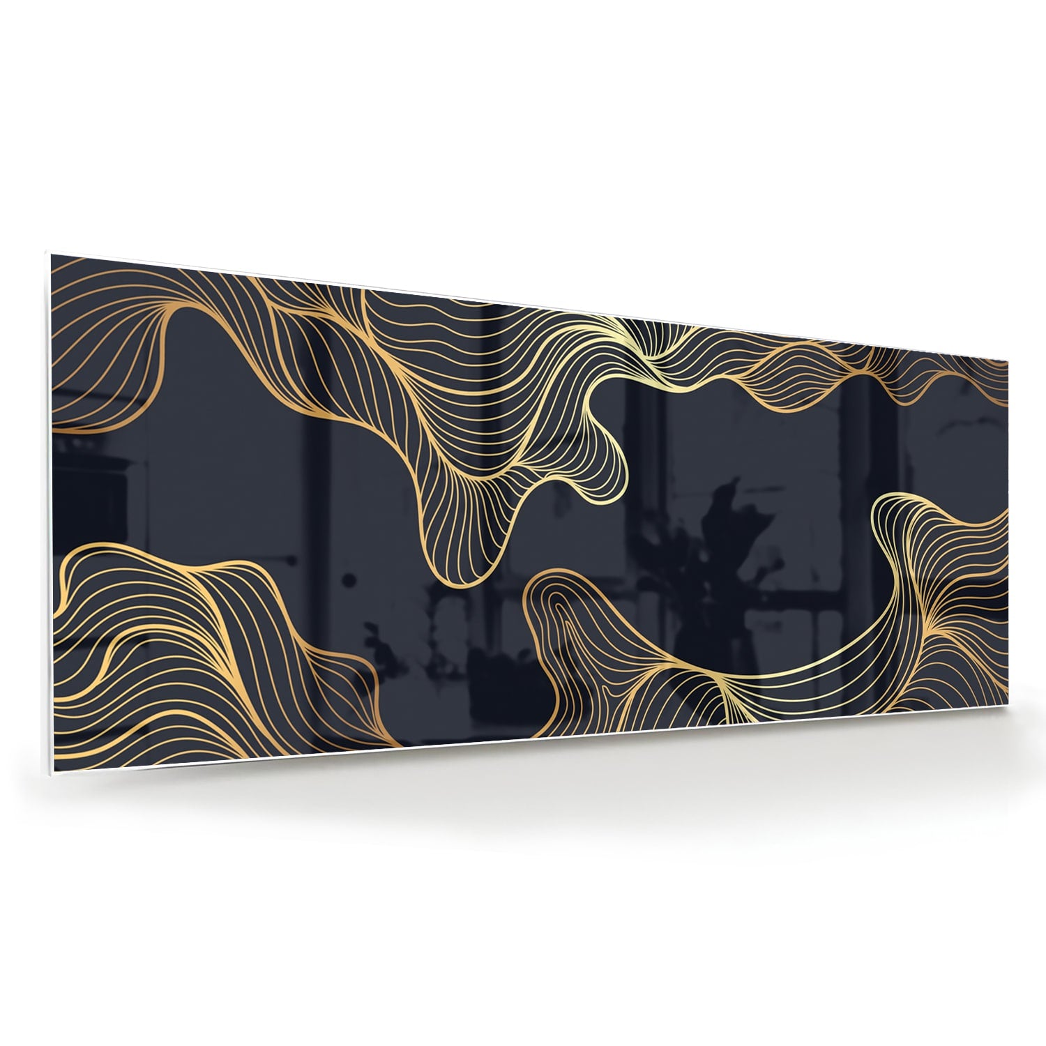 Glazen schilderij met gouden lijnen tegen een donkerblauwe achtergrond in een moderne woonkamer.