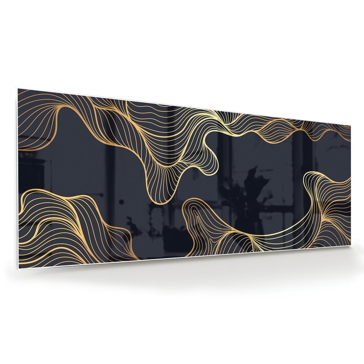 Glazen schilderij met gouden lijnen tegen een donkerblauwe achtergrond in een moderne woonkamer.