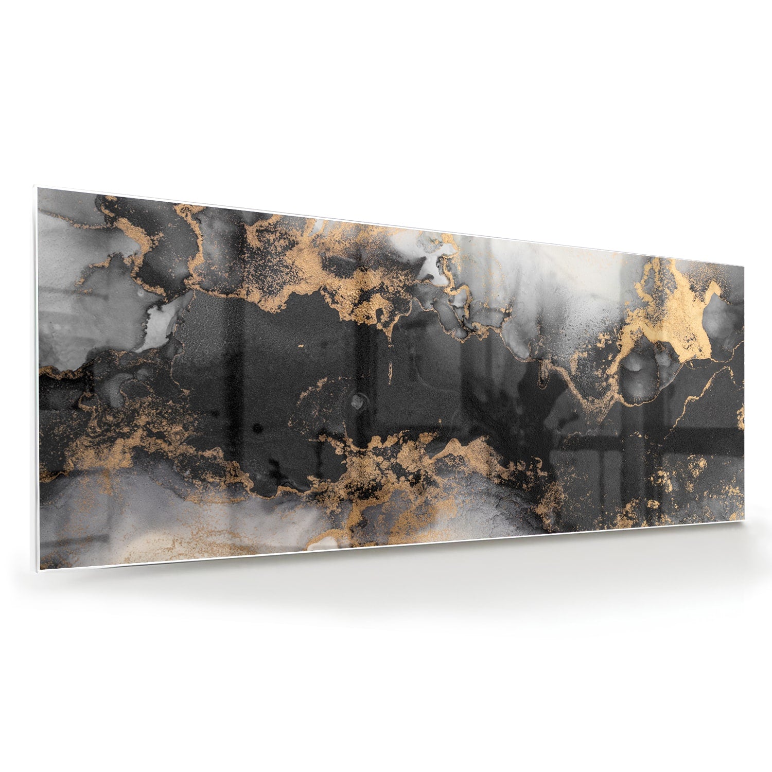 Glazen schilderij met zwarte en gouden abstracte patronen aan de muur boven een houten kast.