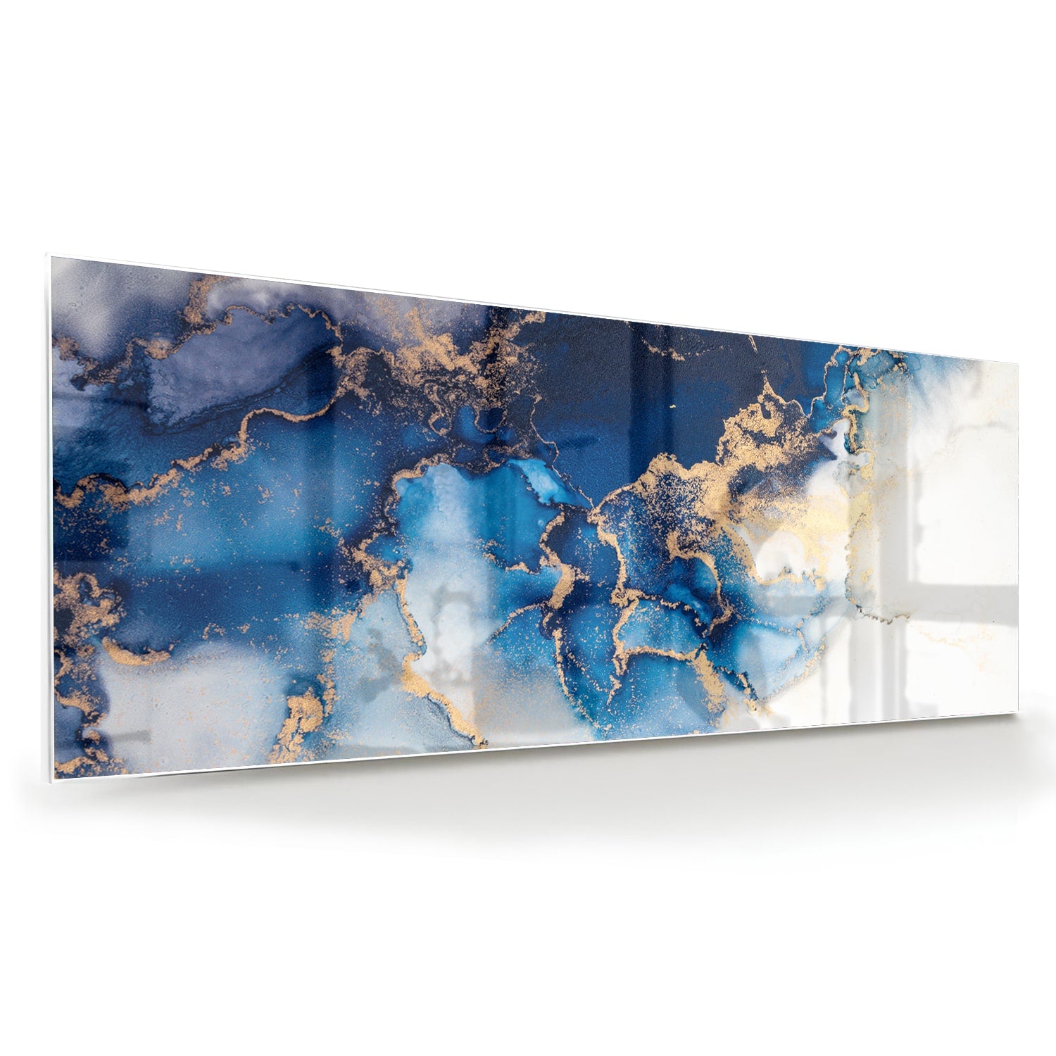 Prachtig glazen schilderij met blauwe en gouden patronen aan de muur.