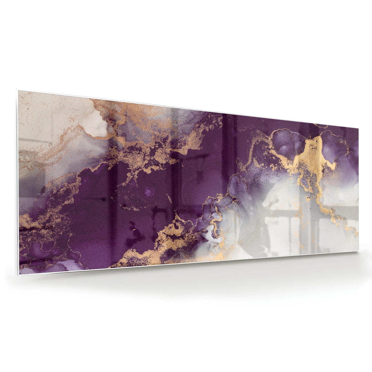 Een elegant paarse glazen schilderij met gouden accenten aan een muur in moderne woonkamer.