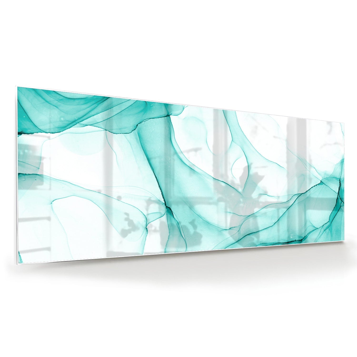 Lichtblauw abstract glazen schilderij aan de muur boven een houten meubel.