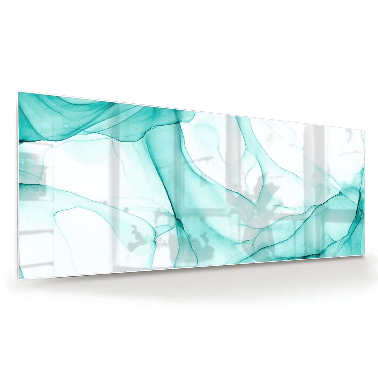 Lichtblauw abstract glazen schilderij aan de muur boven een houten meubel.