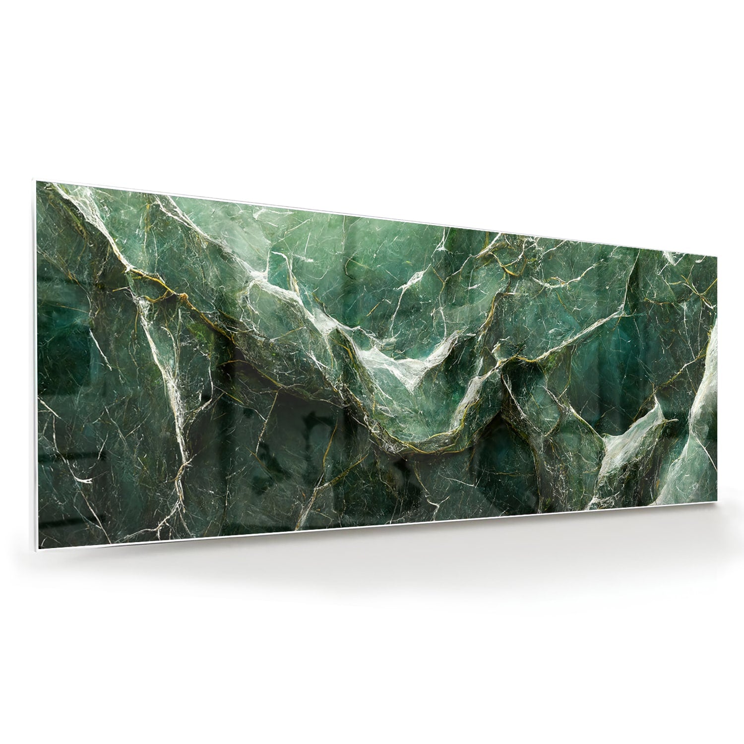 Glas schilderij met marmerpatroon in groene tinten, hangt aan de muur.