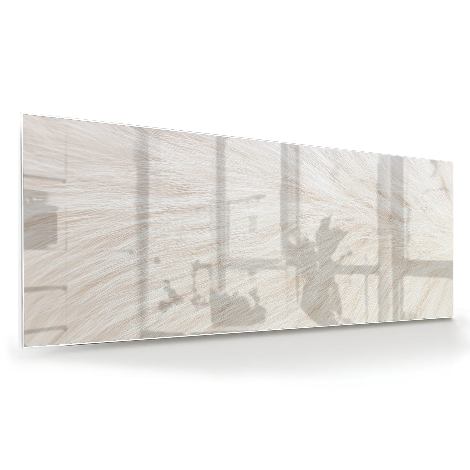 Minimalistisch glazen schilderij met een subtiel natuurthema aan de muur.