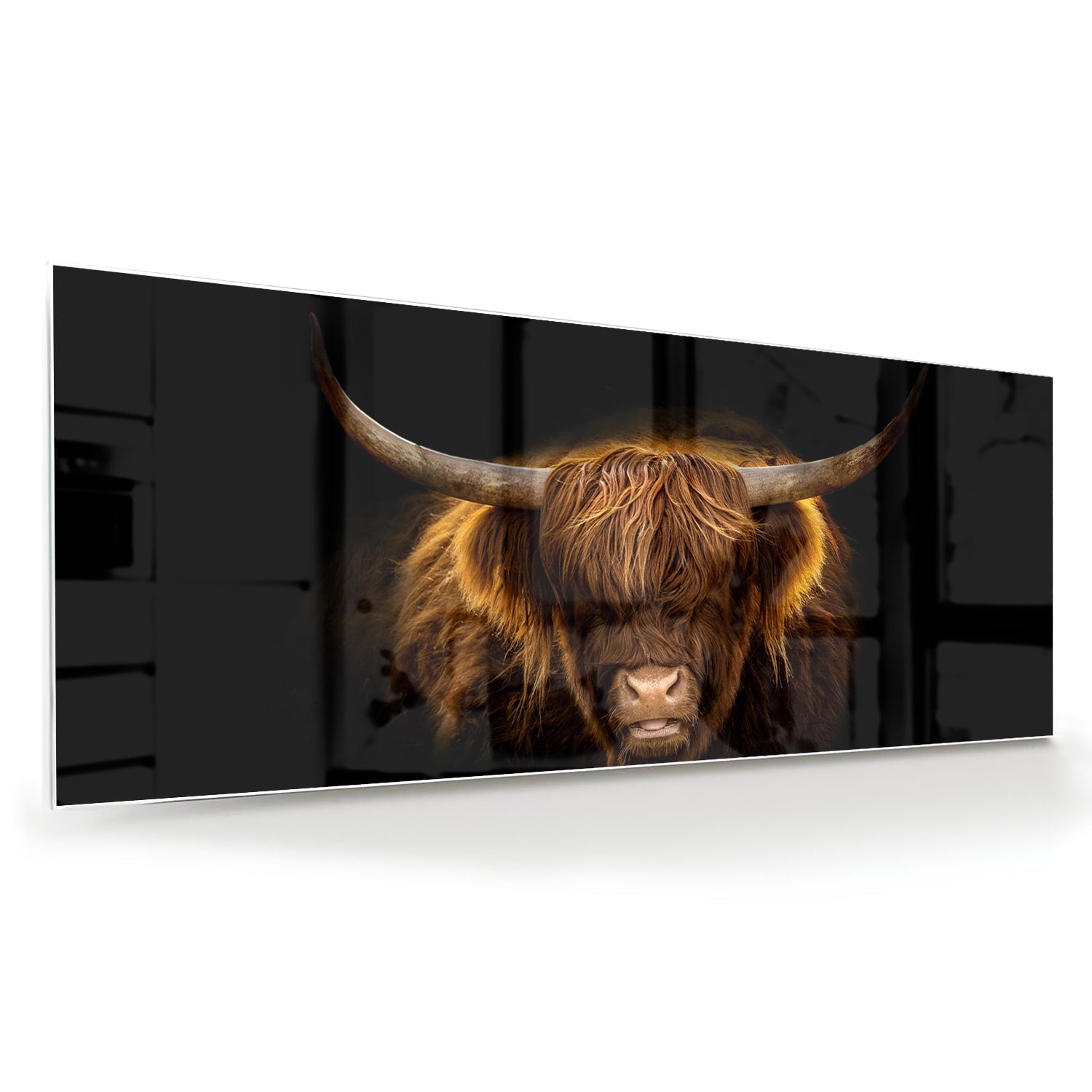 Glazen schilderij van een Highlander rund met lange hoorns en vacht op een zwarte achtergrond.