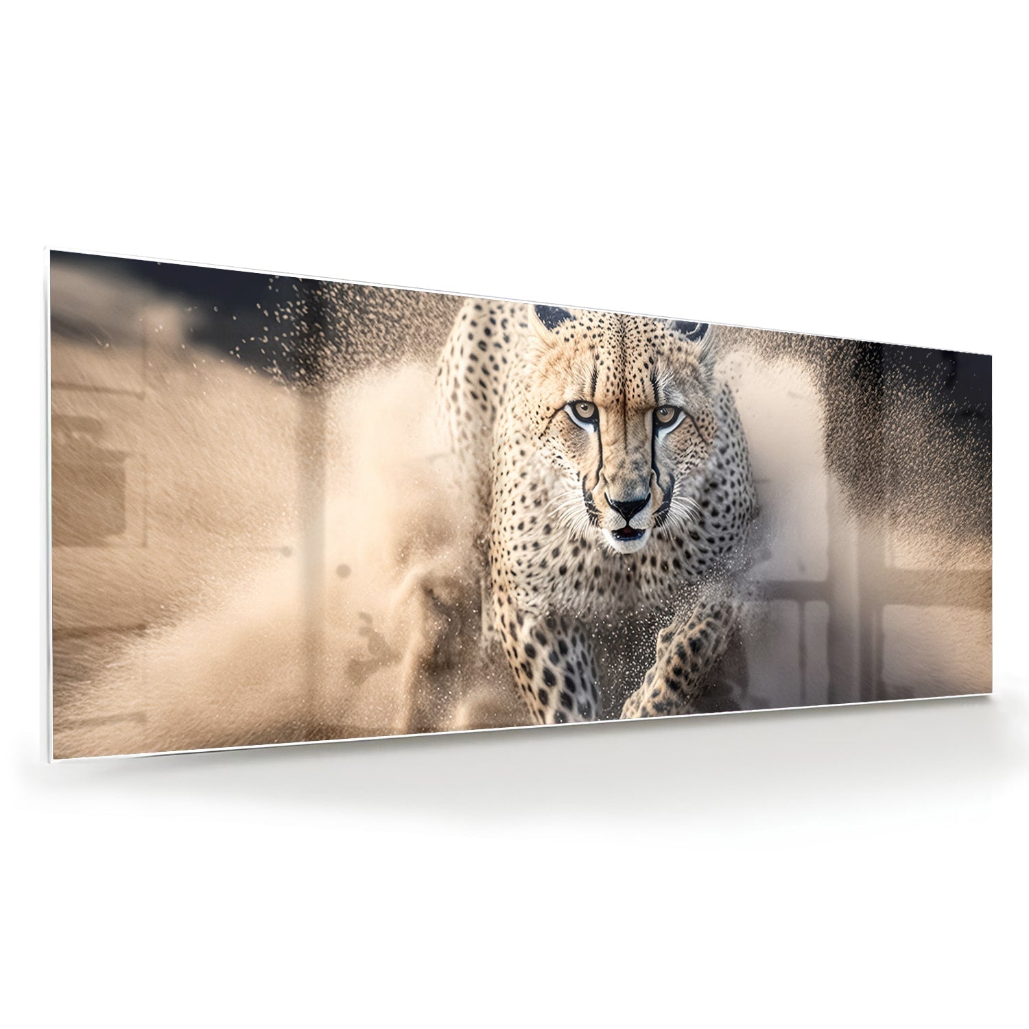 Glazen schilderij van een jachtluipaard die door zand rent in een moderne woonkamer.