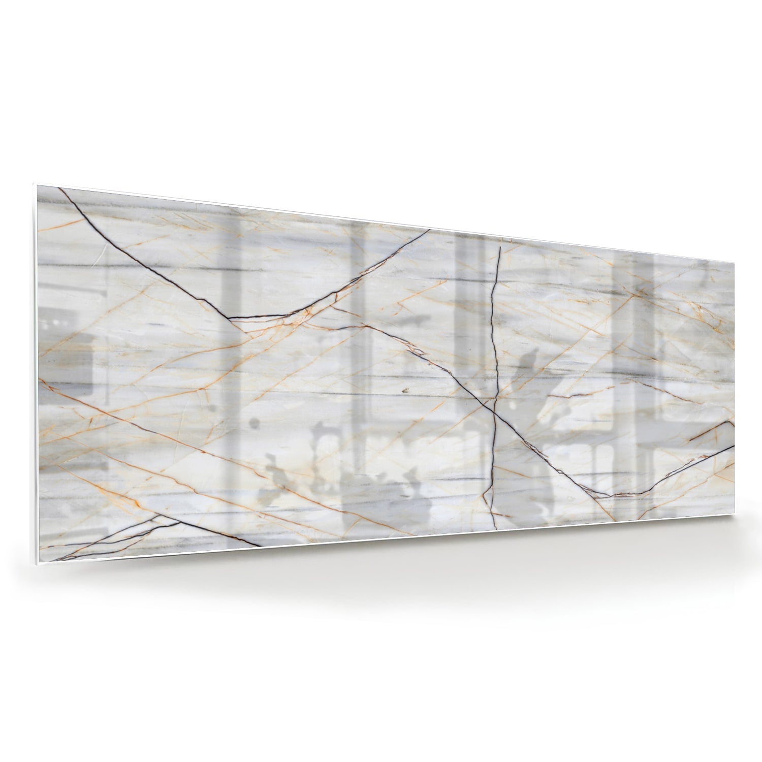 Elegante glazen schilderij met marmerpatroon en gouden lijnen in een moderne woonkamer.