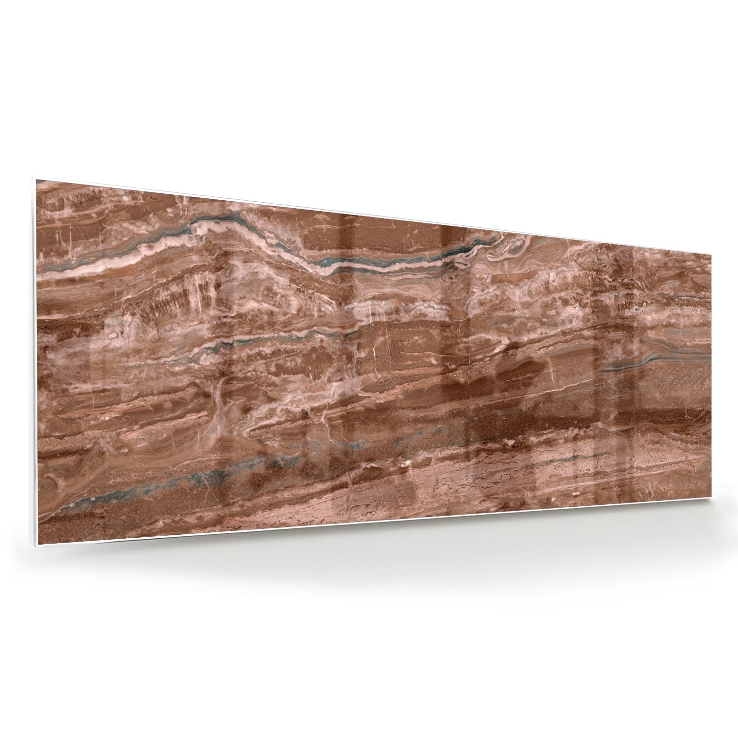 Glazen schilderij in aardetinten hangt aan een lichte muur boven een houten meubelstuk.