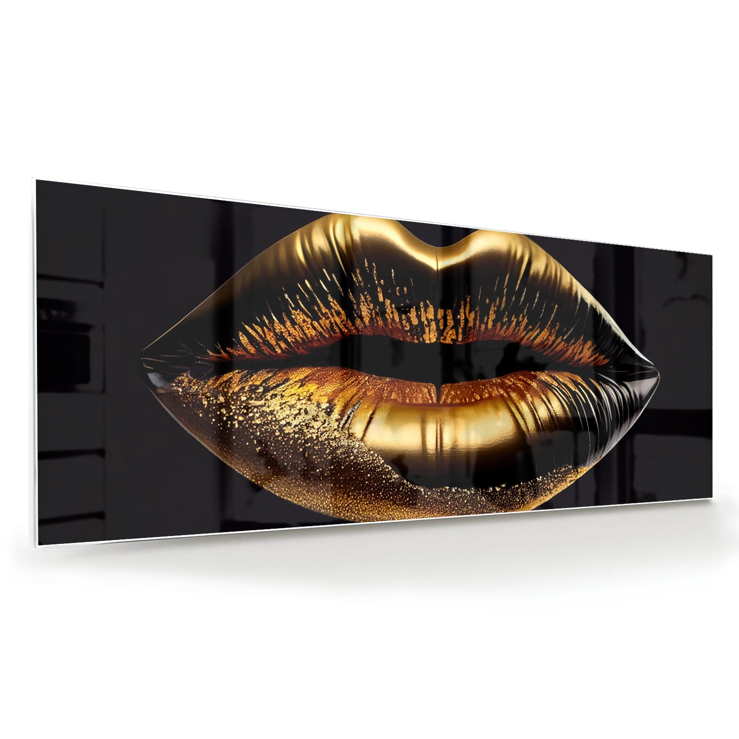 Glazen schilderij van gouden lippen tegen een lichte muur.