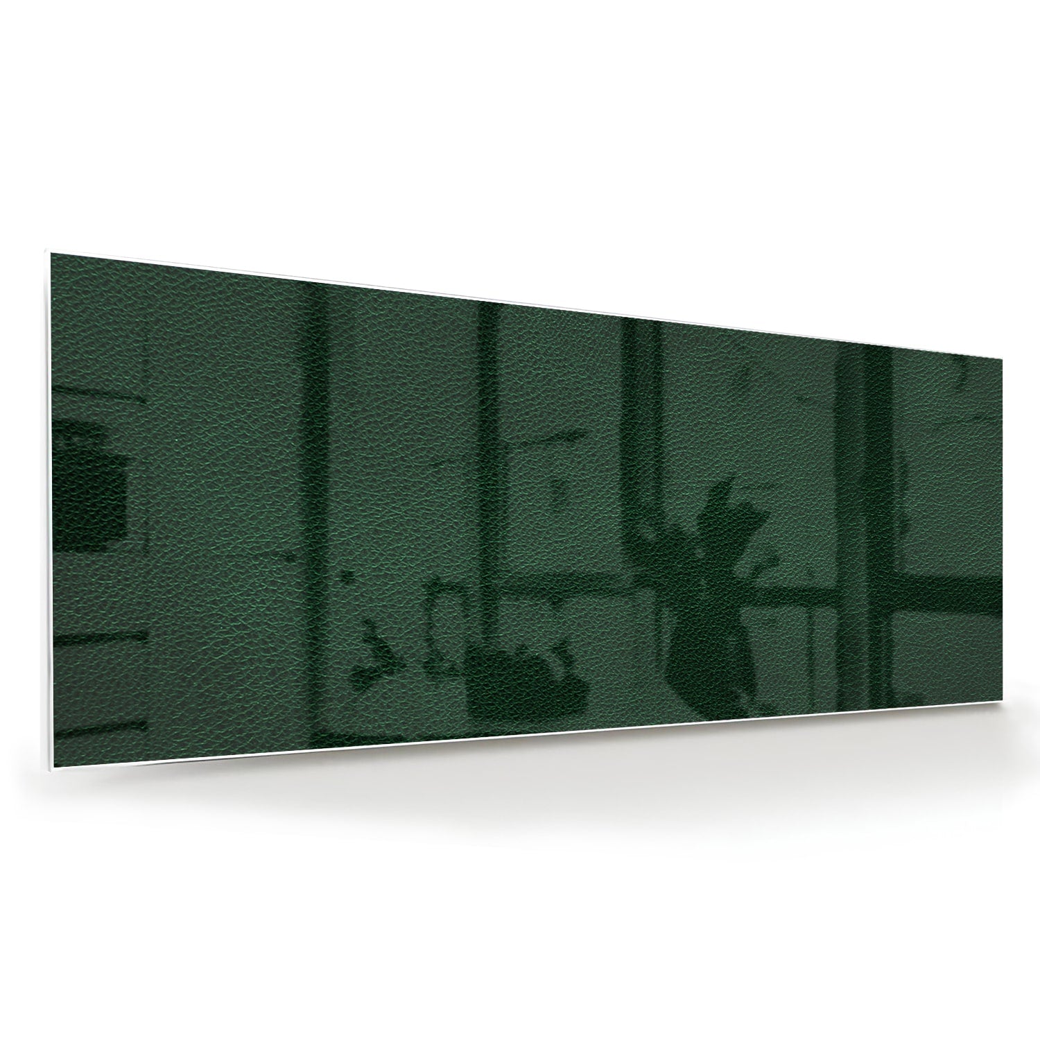Een groen glazen schilderij aan de muur in een lichte woonkamer