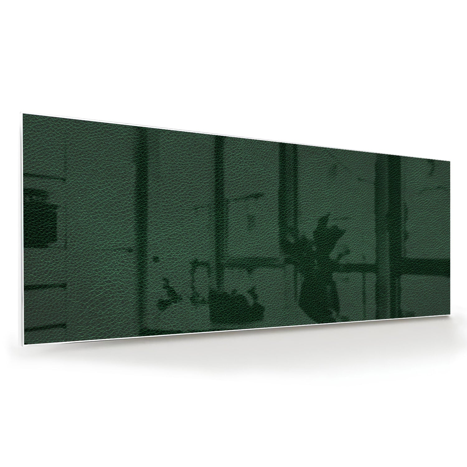 Een groen glazen schilderij aan de muur in een lichte woonkamer