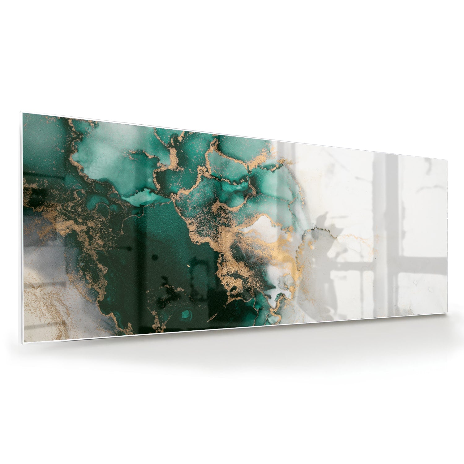 Elegant glazen schilderij met groene en gouden tinten aan de muur