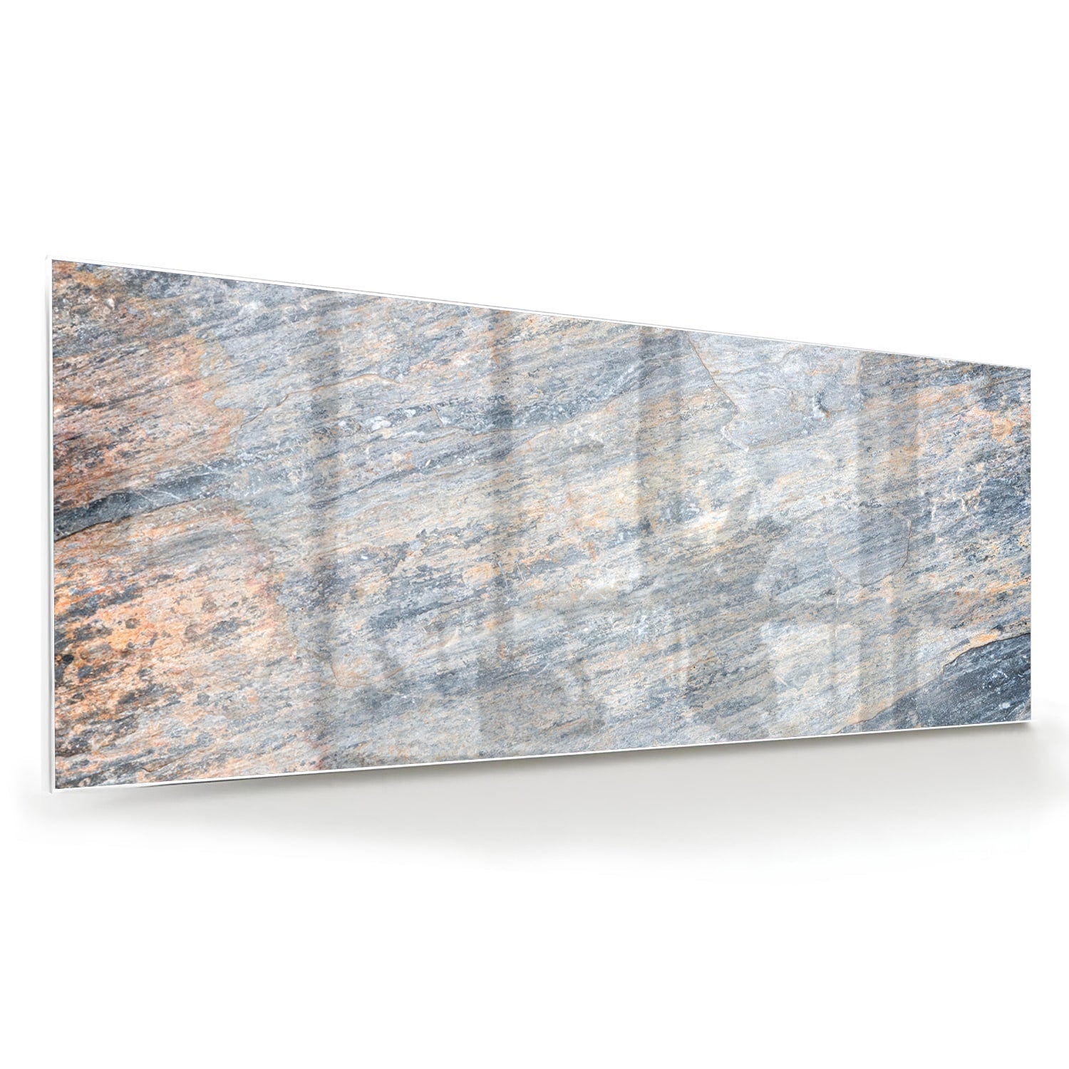 Abstract glazen schilderij met blauwe en oranje tinten aan de muur in een moderne woonkamer.