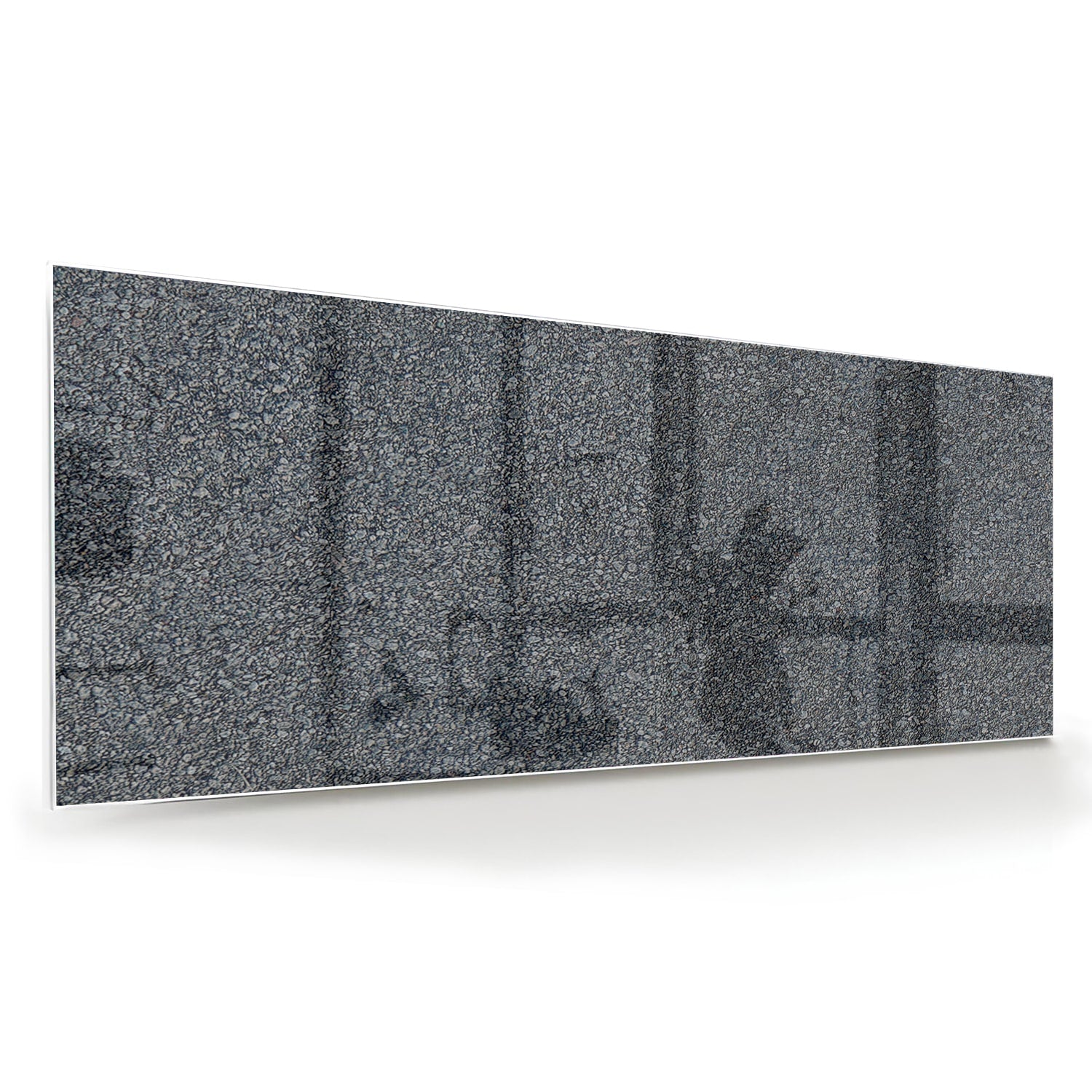 Minimalistisch glazen schilderij aan de muur in een lichte woonkamer