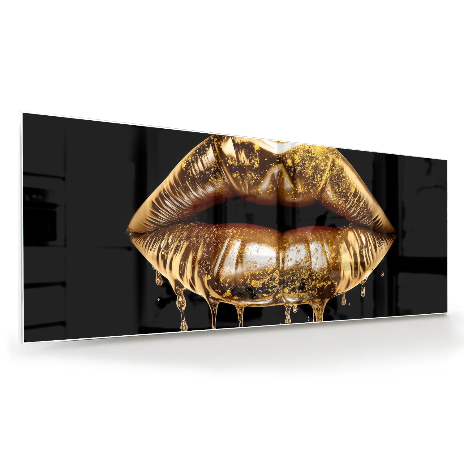 Glazen schilderij met gouden lippen op een zwarte achtergrond in een moderne woonkamer.