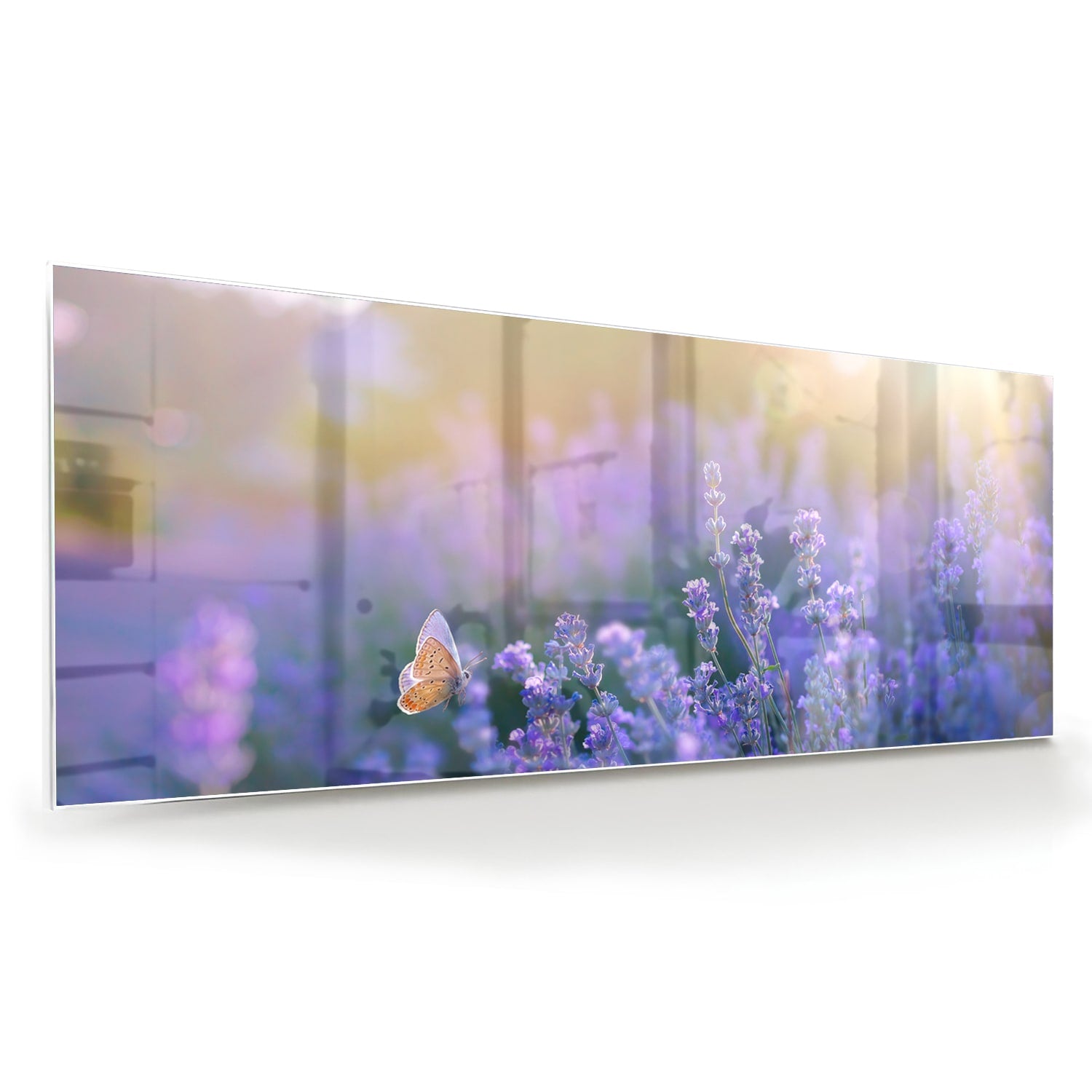 Glazen schilderij met lavendel en een vlinder op een muur