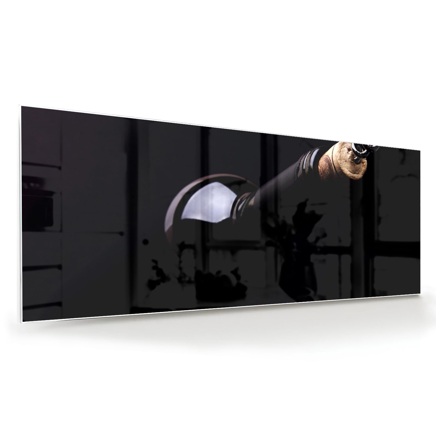 Glazen schilderij met handvat in een modern interieur.