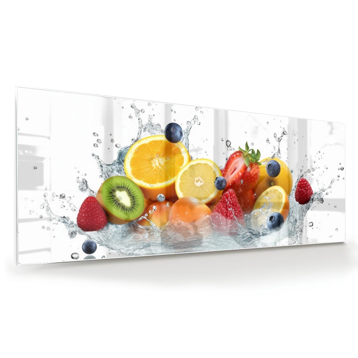 Glazen schilderij van een kleurrijke fruitcompositie aan een muur.