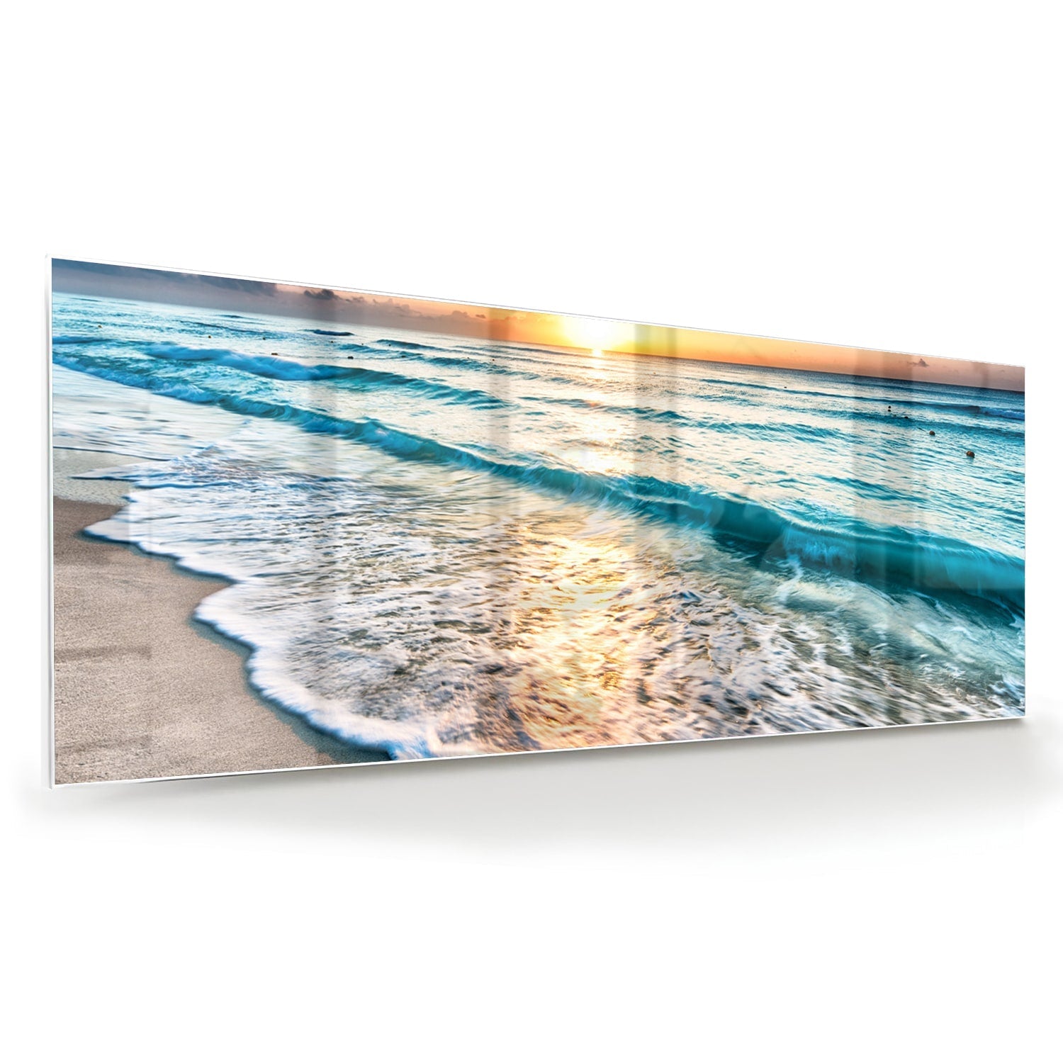 Glazen schilderij van een zonsondergang boven de zee, met kalme golven en zand.