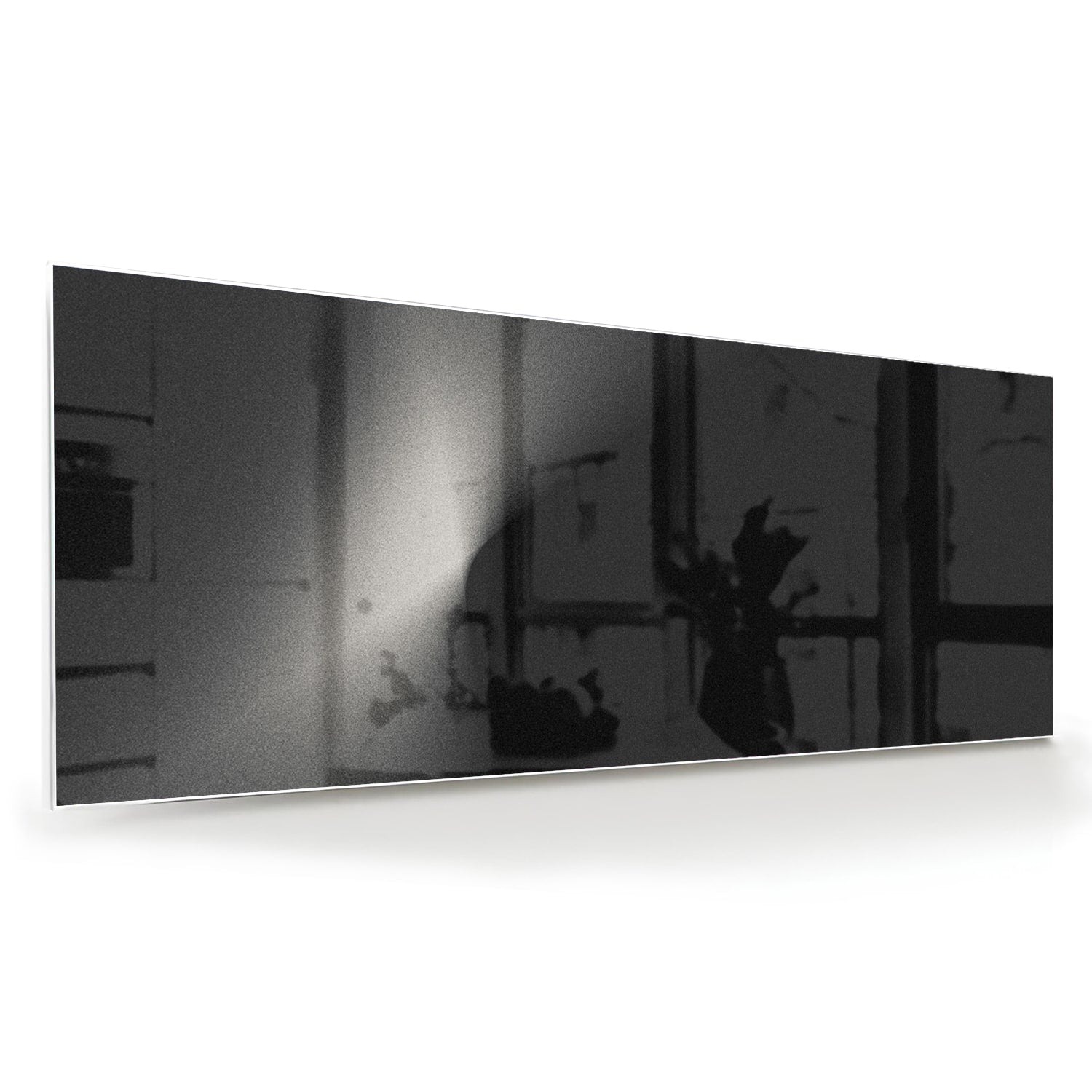 Moderne glazen schilderij op een witte muur in een stijlvolle woonkamer.